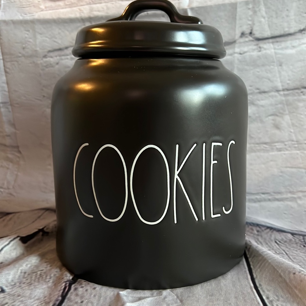 Rae Dunn black cookie jar! 🖤🖤